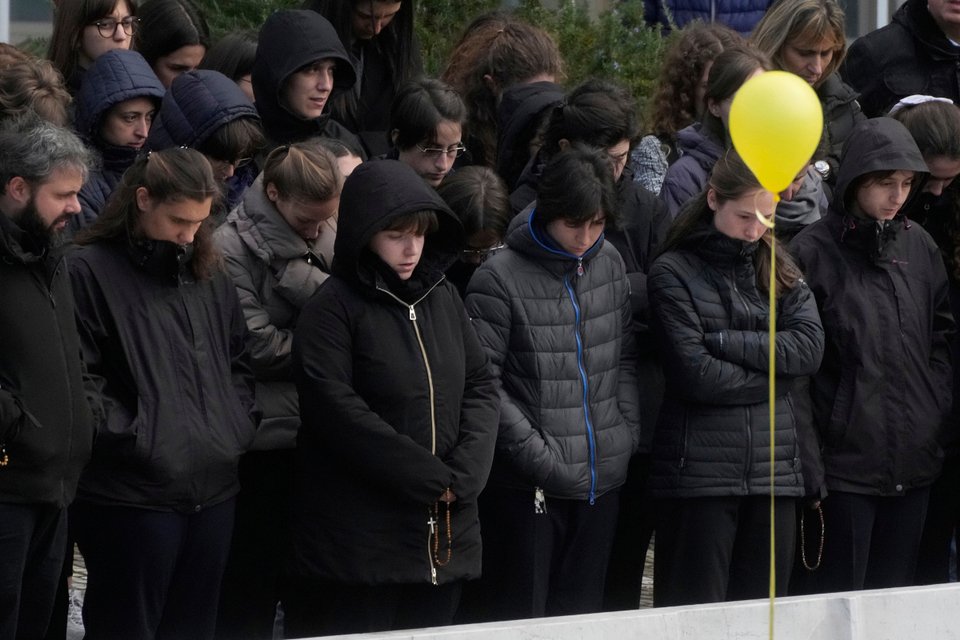 Πιστοί προσεύχονται για τον πάπα Φραγκίσκο έξω από το νοσοκομείο όπου νοσηλεύεται/AP