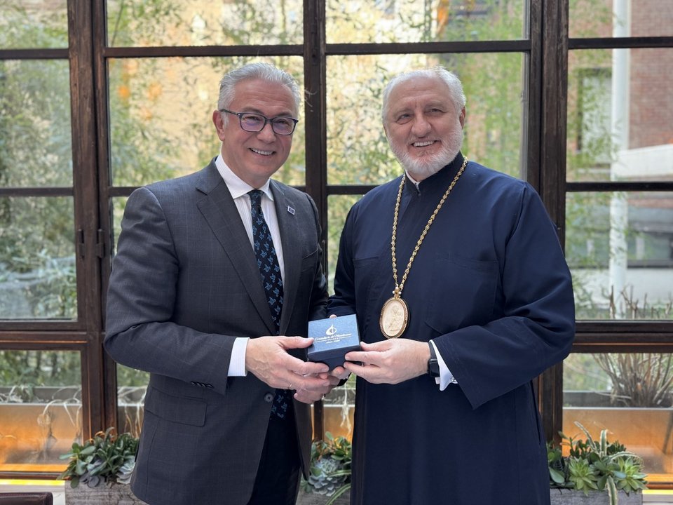 Ο Θοδωρής Ρουσόπουλος με τον Αρχιεπίσκοπο Αμερικής Ελπιδοφόρο