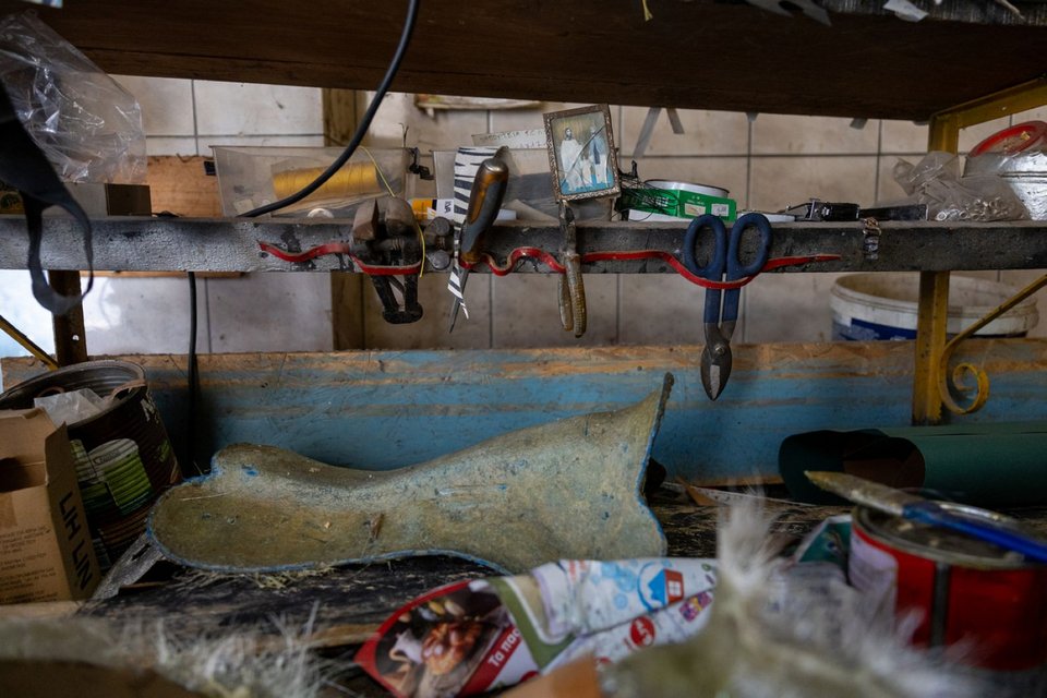 «Τώρα πια φτιάχνω σέλες για τα άλογα που έχουν στα χωριά και σαμάρια για τα γαϊδούρια με τα οποία κουβαλάνε τα τσουβάλια με τις ελιές από τα βουνά κάτω στους δρόμους»