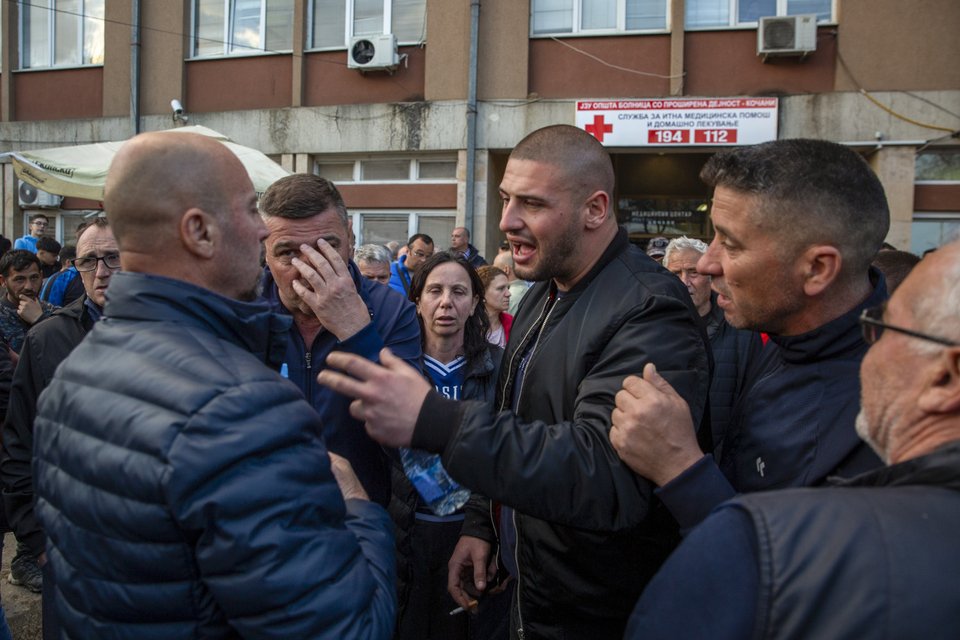 Οργισμένοι συγγενείς των θυμάτων έξω από νοσοκομείο / Φωτογραφία AP