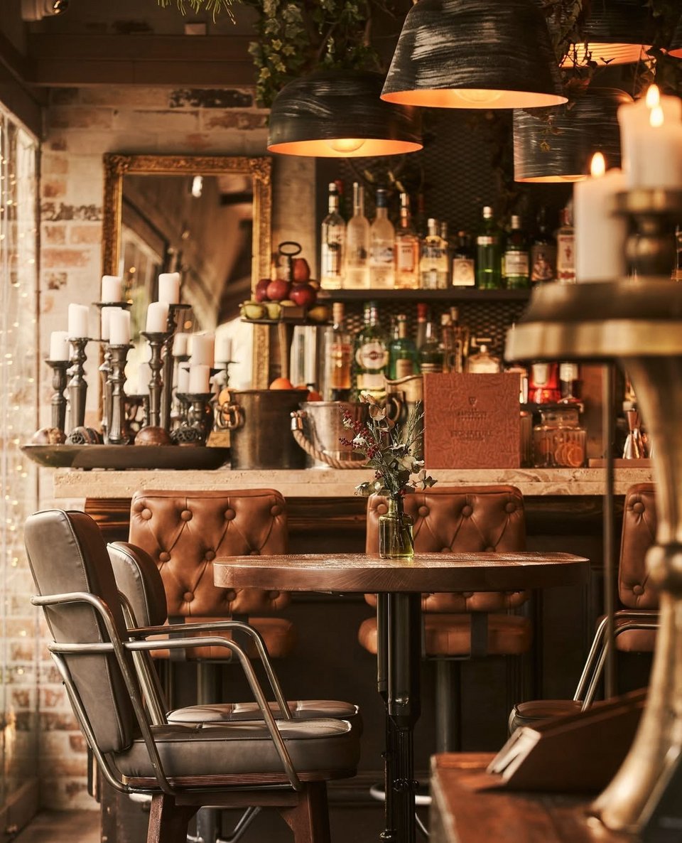 Ο χώρος μπροστά από το μπαρ, στο εστιατόριο Τhe Αmorous Project στην Κηφισιά / Φωτογραφία: theamorousproject/Instagram