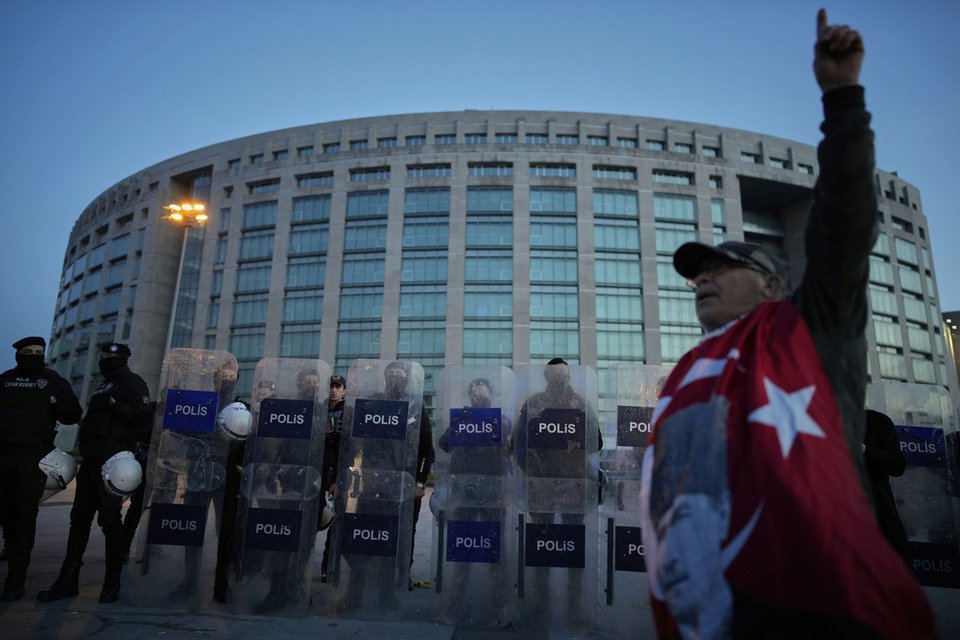 Διαδηλώσεις στην Κωνσταντινούπολη για τον Ιμάμογλου