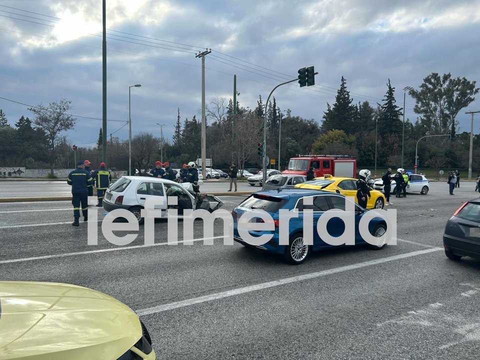 Δύο νεκροί και τρεις τραυματίες από καραμπόλα τριών ΙΧ στην Κατεχάκη - Φωτογραφία: iefimerida.gr