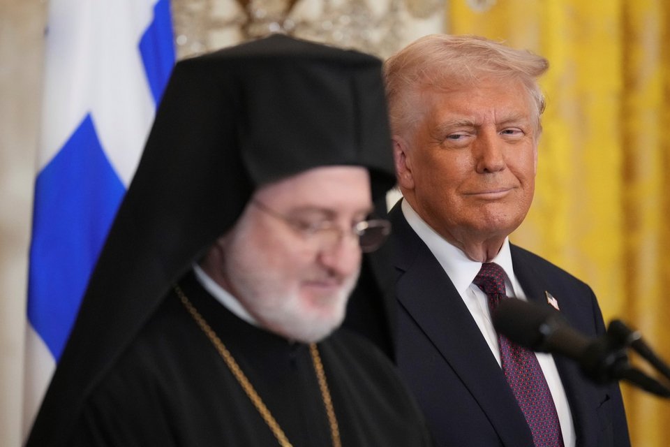O Aρχιεπίσκοπος Ελπιδοφόρος ευχαρίστησε τον Τραμπ για τη στήριξή του στη χριστιανική κοινότητα, συγκρίνοντάς τον με τον Μέγα Κωνσταντίνο / AP Photo/Jacquelyn Martin