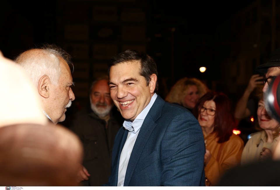 Ο Αλέξης Τσίπρας με τον Σωκράτη Φάμελλο στο βιβλίο του Γιάννη Μπαλάφα -Φωτογραφία: ΑΝΤΩΝΙΑΔΗ ΘΩΜΑΪΣ