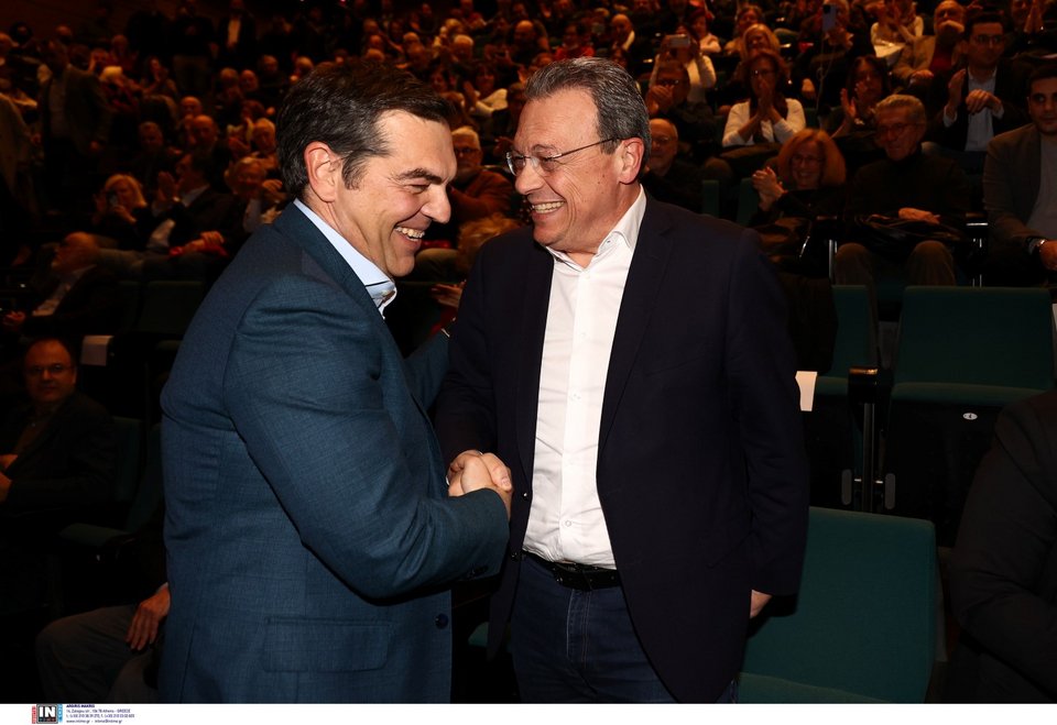 Ο Αλέξης Τσίπρας με τον Σωκράτη Φάμελλο στο βιβλίο του Γιάννη Μπαλάφα -Φωτογραφία: ΑΝΤΩΝΙΑΔΗ ΘΩΜΑΪΣ