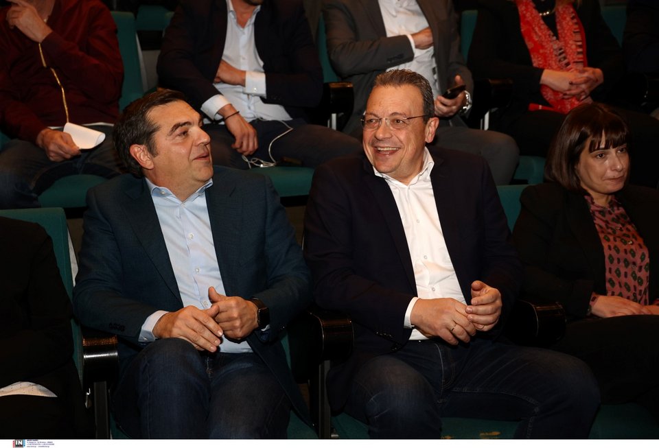 Ο Αλέξης Τσίπρας με τον Σωκράτη Φάμελλο στο βιβλίο του Γιάννη Μπαλάφα -Φωτογραφία: ΑΝΤΩΝΙΑΔΗ ΘΩΜΑΪΣ