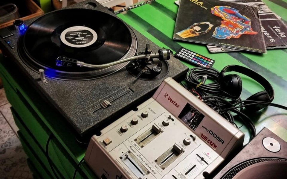 Πάρτι με DJ στο μπακάλικο με τα βιολογικά «Στο Βάθος Κήπος» κάθε Παρασκευή / Φωτογραφία: vathoskipos/Instagram