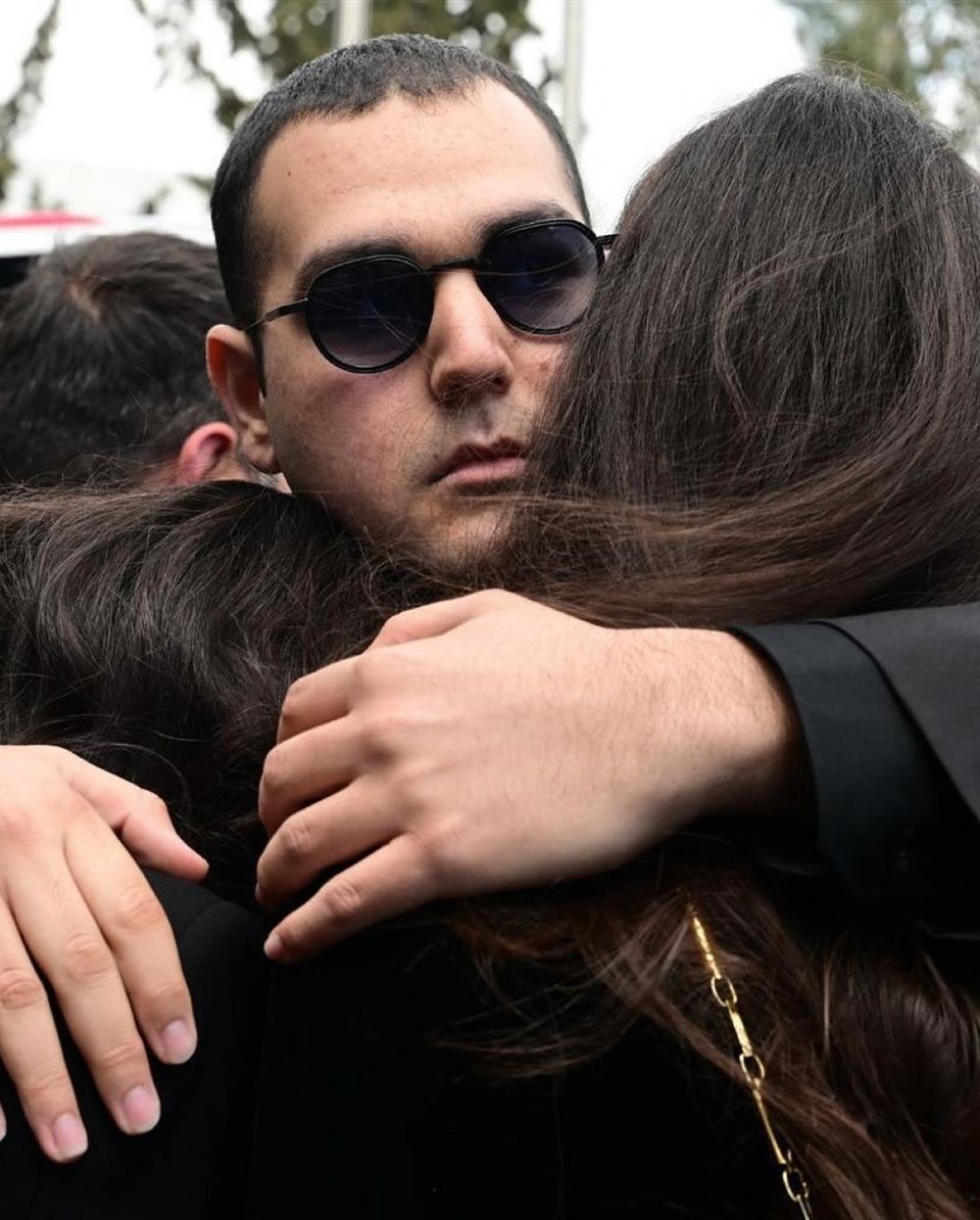 Ο Χρίστος Κούγιας αγκαλιάζει τη μητέρα και την αδελφή του