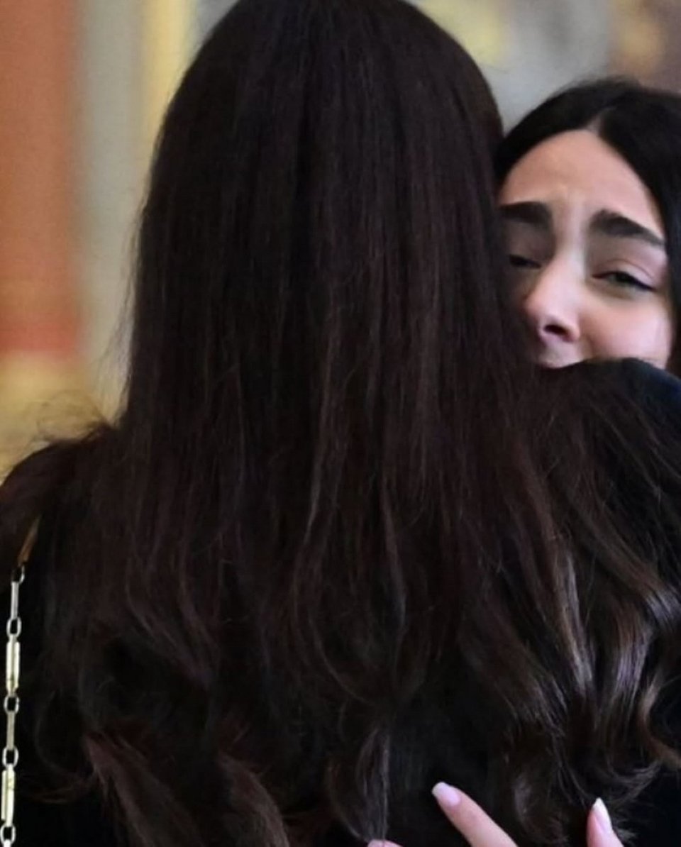 Η Εύη Βατίδου αγκαλιά με την κόρη της, Μάιρα