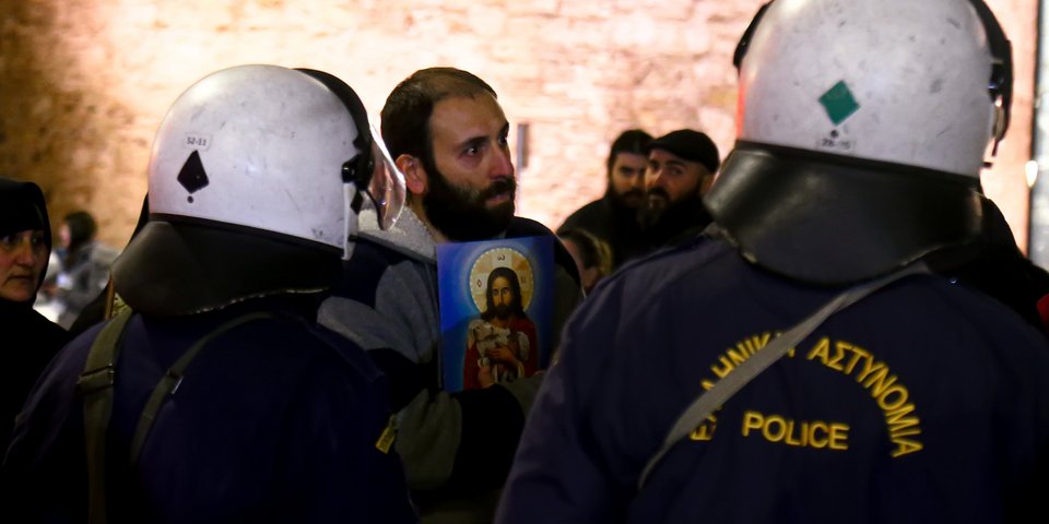 Ενταση μεταξύ ΜΑΤ και υπερορθόδοξων λόγω της παράστασης του Χριστόφορου Ζαραλίκου στη Θεσσαλονίκη / Φωτογραφία: Intimenews/ΜΩΥΣΙΑΔΗΣ ΓΙΑΝΝΗΣ