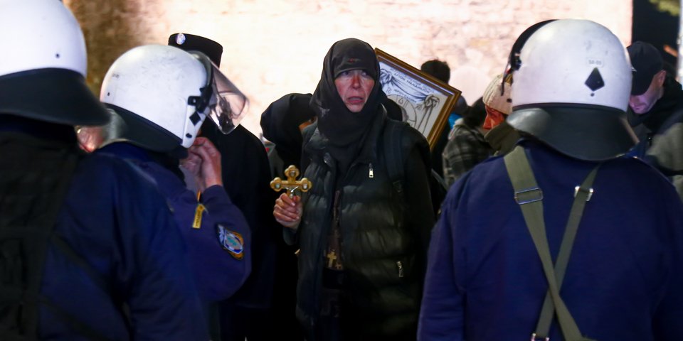 Ενταση μεταξύ ΜΑΤ και υπερορθόδοξων λόγω της παράστασης του Χριστόφορου Ζαραλίκου στη Θεσσαλονίκη / Φωτογραφία: Intimenews/ΜΩΥΣΙΑΔΗΣ ΓΙΑΝΝΗΣ