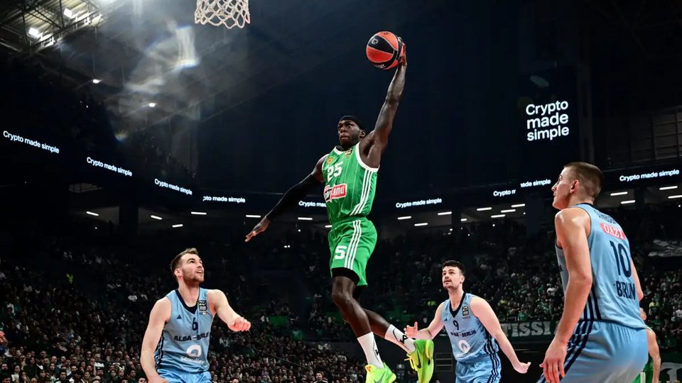 Ο Ναν σε αγώνα με την Άλμπα Βερολίνου 