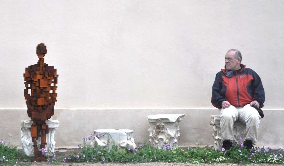 Mία κάπως προφητική φωτογραφία. Ο Δημήτρης Δασκαλόπουλος καθισμένος δίπλα στο Rule II κατά την έκθεση Sight to 2019. Αυτή θα είναι πλέον η θέση του γλυπτού, μόνιμα, μετά τη δωρεά του ΝΕΟΝ /  © Φάνης Καφαντάρης | Courtesy ΝΕΟΝ, Εφορεία Αρχαιοτήτων Κυκλάδων και o καλλιτέχνης