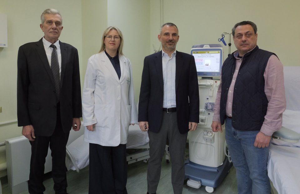 Γεώργιος Μάντσος, Διοικητής του Γενικού Νοσοκομείου Φλώρινας, Αθηνά Ευαγγέλου, Διευθύντρια Νεφρολόγος, Επιστημονικά Υπεύθυνη Μονάδος Τεχνητού Νεφρού στο Γενικό Νοσοκομείο Φλώρινας, Πάνος Γαβριήλ, Διευθυντής Εταιρικής Επικοινωνίας και Εταιρικής Υπευθυνότητας του ΟΠΑΠ,και Στυλιανός Αμανατίδης, συνεργάτης δικτύου ΟΠΑΠ στη Φλώρινα 