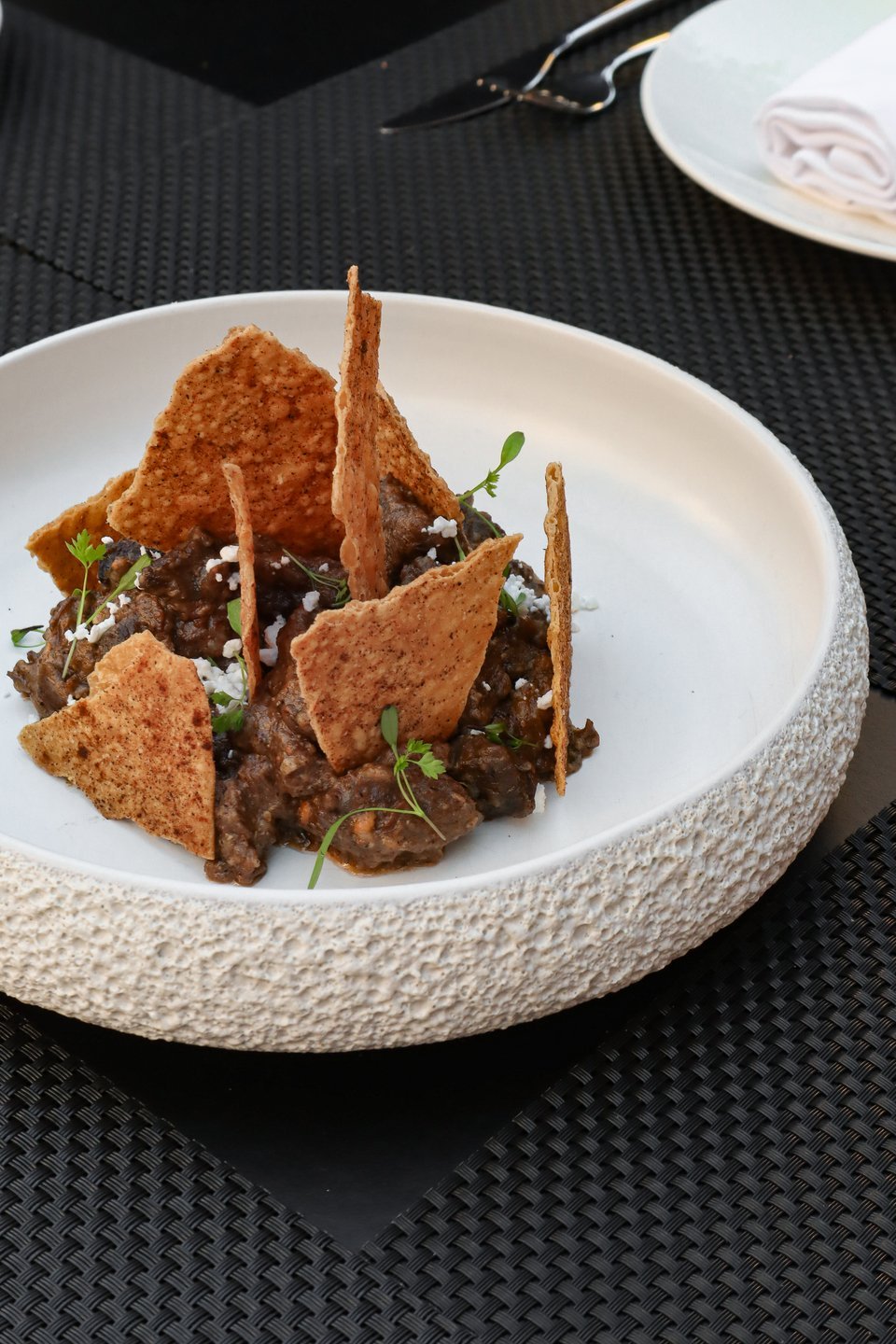 Η αποδομημένη fine dining εκδοχή της κεφαλονίτικης κρεατόπιτας από τον Ασημάκη Χανιώτη, βασισμένη στην αυθεντική συνταγή που του έμαθε ο συντοπίτης του Γιώργος Γράνας.