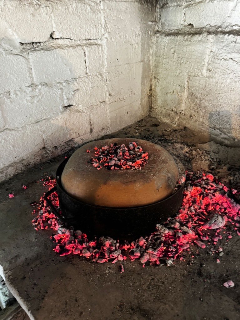 Η γάστρα μέσα στην οποία ψήνεται για δύομιση ώρες η παραδοσιακή κρεατόπιτα της Κεφαλονιάς.