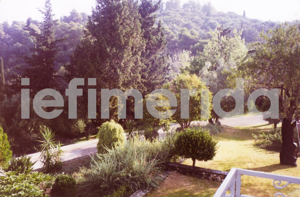 Ο κήπος μπροστά από το ροζ σπίτι στον Σκορπιό