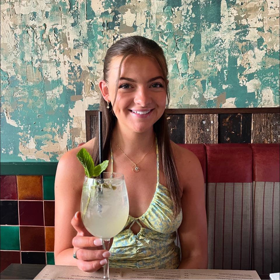 Πώς είναι σήμερα το «bored club girl»