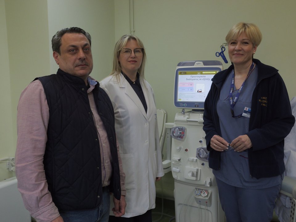  Ο συνεργάτης δικτύου ΟΠΑΠ Στυλιανός Αμανατίδης με το προσωπικό του νοσοκομείου 