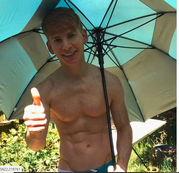 Ανάμεσα σε όλη την περιποίηση της επιδερμίδας που υιοθετεί, υπάρχει ένα προϊόν που θεωρεί απαραίτητο: το υαλουρονικό οξύ / FACEBOOK