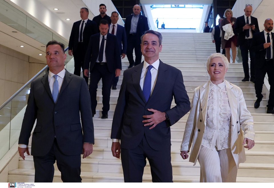 Ο πρωθυπουργός τη στιγμή που φτάνει στο Μέγαρο Μουσικής μαζί με τον υπουργό Υγείας Άδωνι Γεωργιάδη / Φωτογραφία: Intimenews-BΛΑΣΣΟΠΟΥΛΟΥ ΙΣΜΗΝΗ
