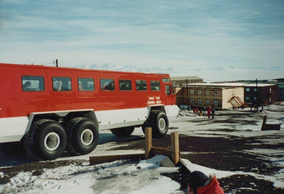 Το λεωφορείο Ivan the Terra Bus έφτασε στο McMurdo Sound το 1994 / ΜCMURDO