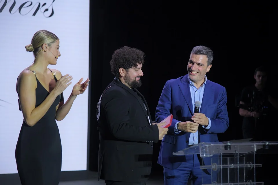 Η Ισμήνη Παπαβλασοπούλου, ο “Best New Designer” Αγαπητός Kούρος και ο Ματθαίος Ματθαίου, Chief Sales & Marketing Play Stores, HL & Operations Officer του ΟΠΑΠ 