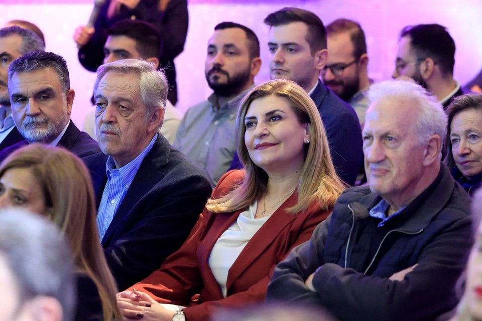 Η βουλευτής Ευαγγελία Λιακούλη, δεξιά της το ιστορικό στέλεχος του ΠΑΣΟΚ Κώστας Σκανδαλίδης και δεξιά ο βουλευτής Πάρις Κουκουλόπουλος / Φωτογραφία: Eurokinissi -ΚΟΝΤΑΡΙΝΗΣ ΓΙΩΡΓΟΣ