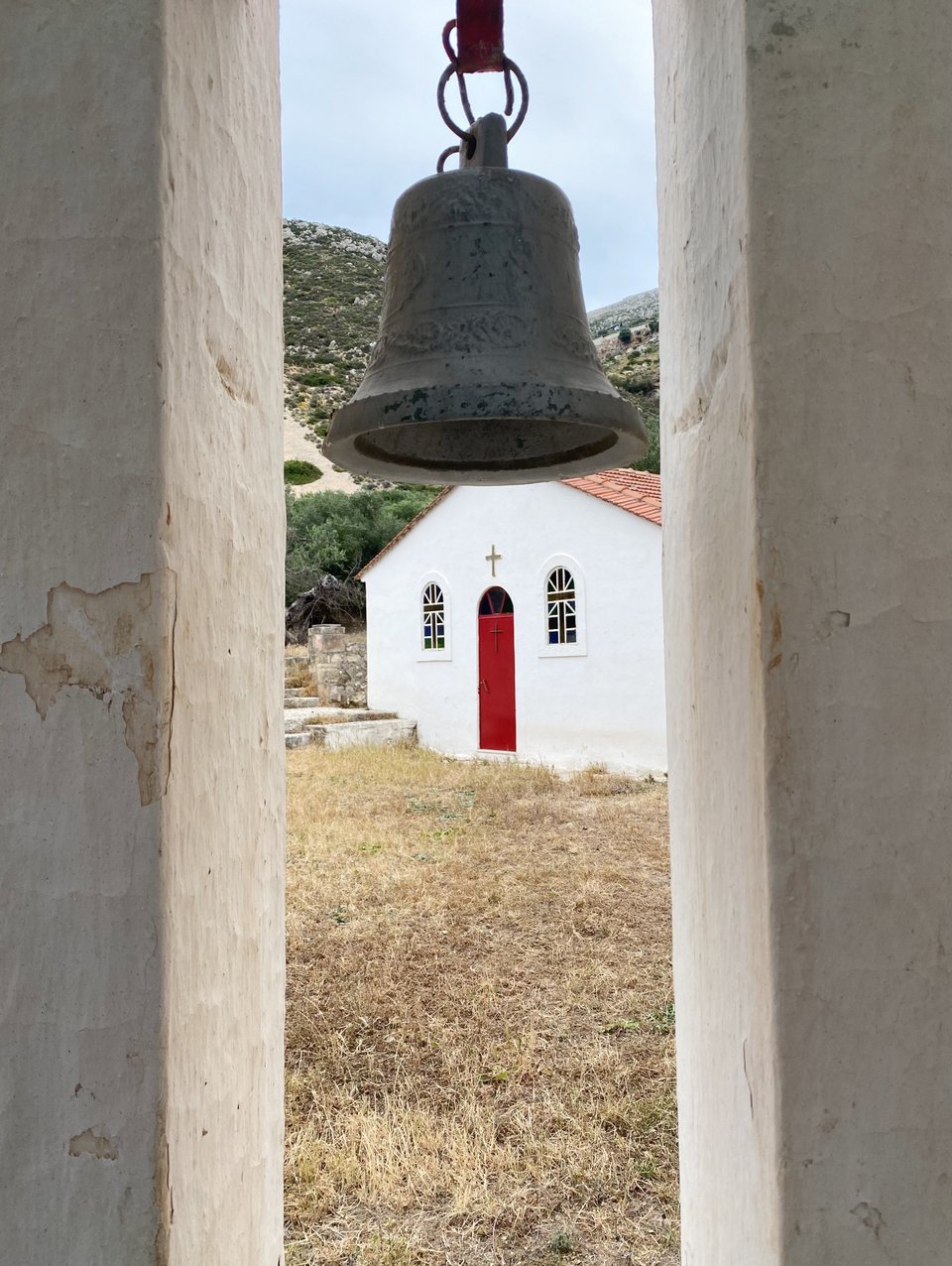 H μικρή εκκλησία του Σωτήρος στην παραλία Σωτήρας στη Θηνιά. 