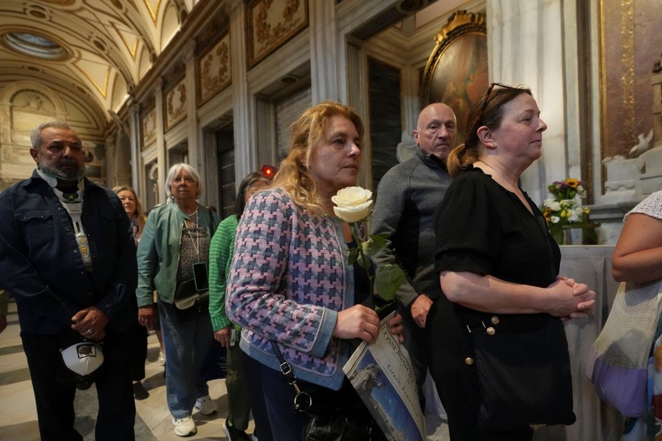 Οι πιστοί περιμένουν να προσκυνήσουν στην τελευταία κατοικία του Πάπα Φραγκίσκου / Φωτογραφία: AP