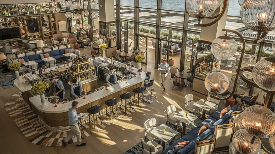 O εσωτερικός χώρος του Avra Bar στο Four Seasons της Βουλιαγμένης / Φωτογραφία: fourseasons.com