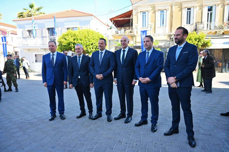 Ο Νίκος Δένδιας στην ιερή πόλη του Μεσολογγίου, μαζί με άλλα μέλη της κυβέρνησης και αξιωματούχους/ΑΠΕ-ΜΠΕ