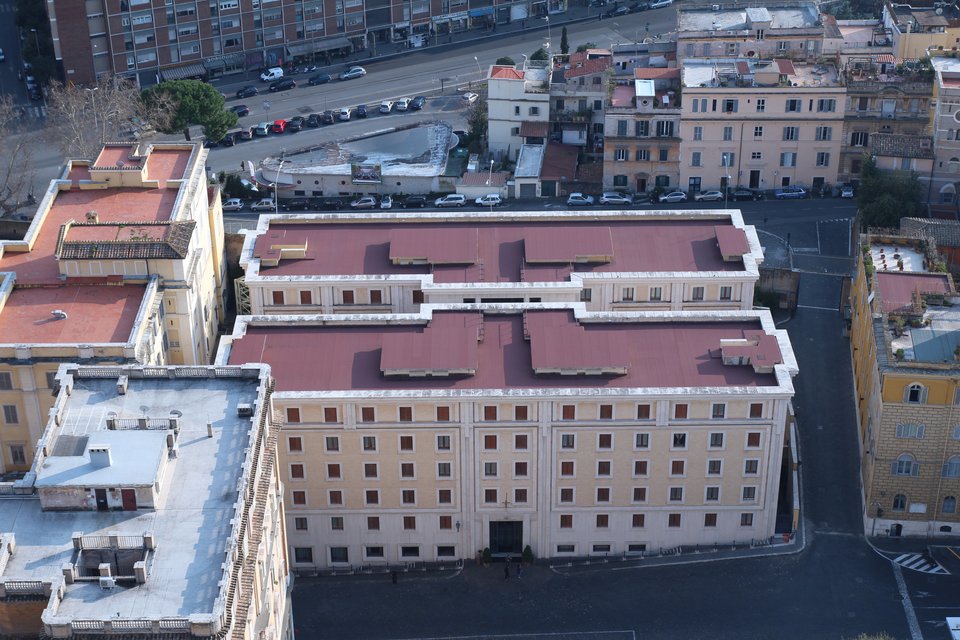 Το Domus Sanctae Marthae (ιταλικά: Casa Santa Marta) είναι ένα κτίριο δίπλα στη Βασιλική του Αγίου Πέτρου στο Βατικανό / WIKIPEDIA