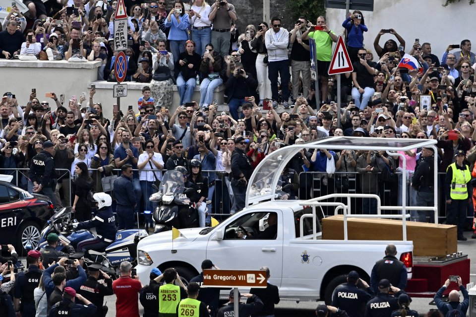 Η πομπή με το φέρετρο του Πάπα