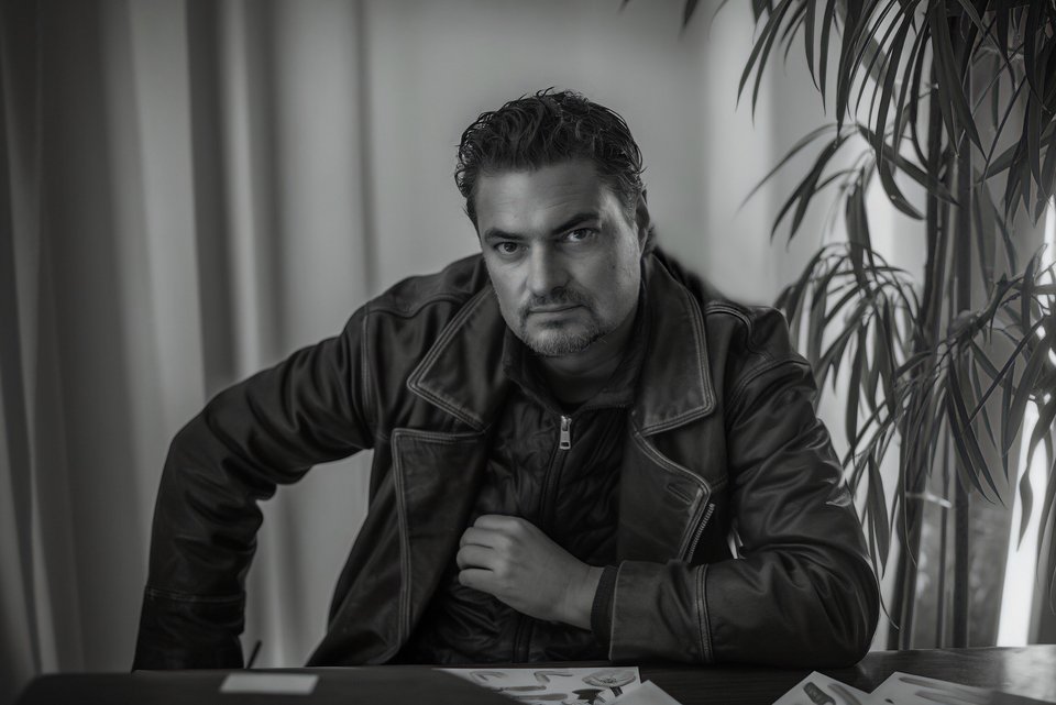 «Σαν καλλιτέχνης δεν μπορείς να μείνεις στην επιτυχία, μένεις στην αδυναμία σου. Αυτό είναι το τρωτό σημείο των καλλιτεχνών», λέει στο iedimerida o μαέστρος Γιώργος Πέτρου.