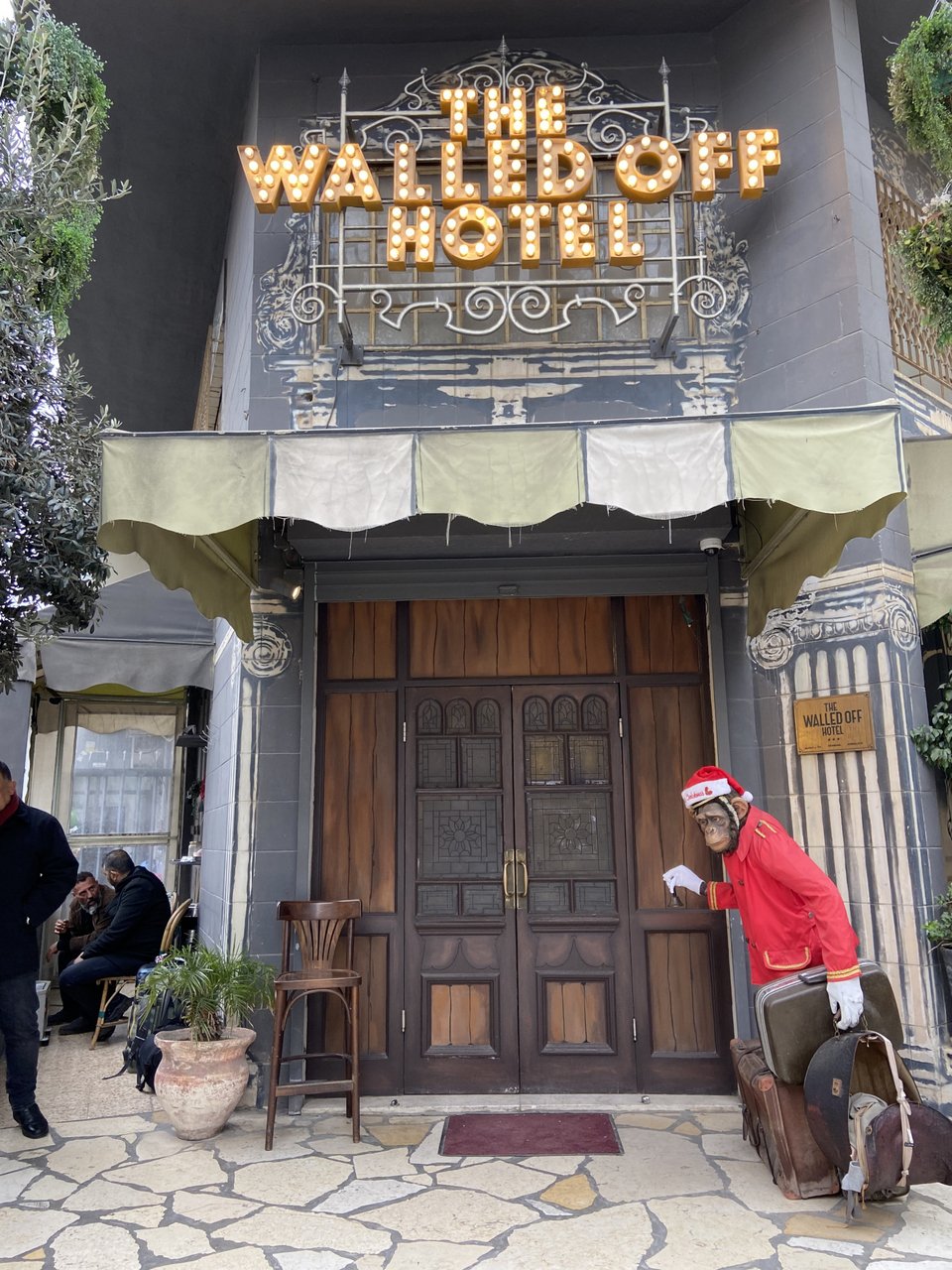 Το ξενοδοχείο διαθέτει επίσης μια προεδρική σουίτα και ένα μουσείο με το πολιτικά φορτισμένο έργο του καλλιτέχνη / WIKIPEDIA