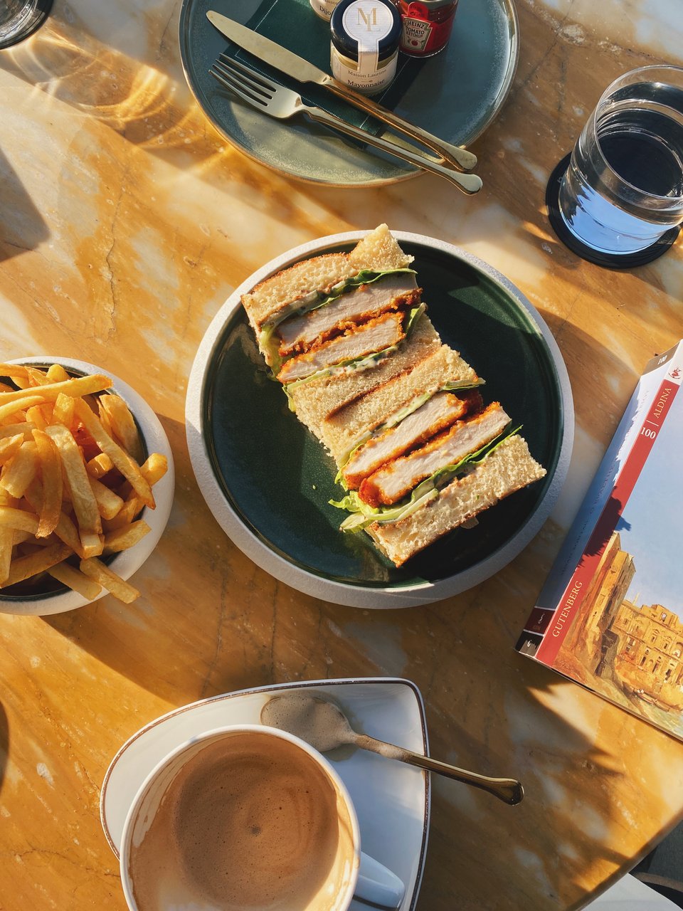 Sandos chicken από το lunch menu του Avra Bar στο Four Seasons / Φωτογραφία: Μάνος Λειβαδάρος/iefimerida