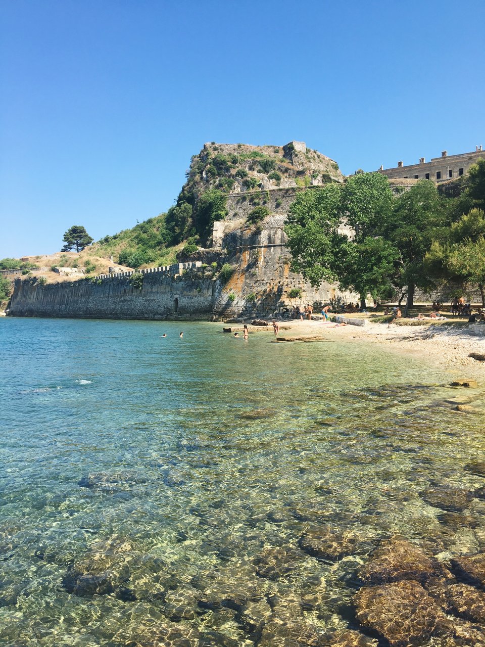 H Δανάη Δραγωνέα φωτογραφίζει με τον φακό της τις ομορφιές του νησιού