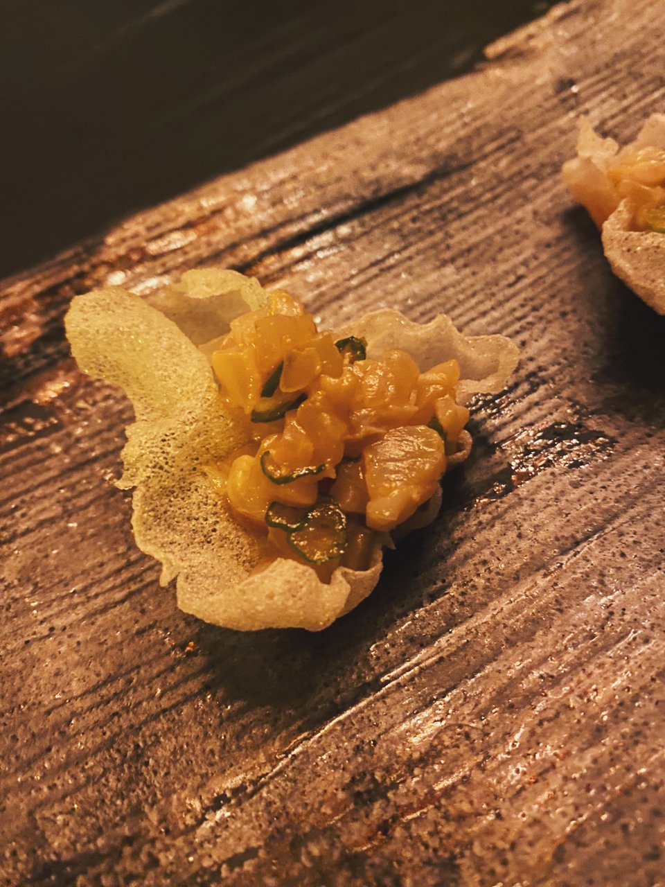 Μπουκιές από ταρτάρ λαβράκι. 