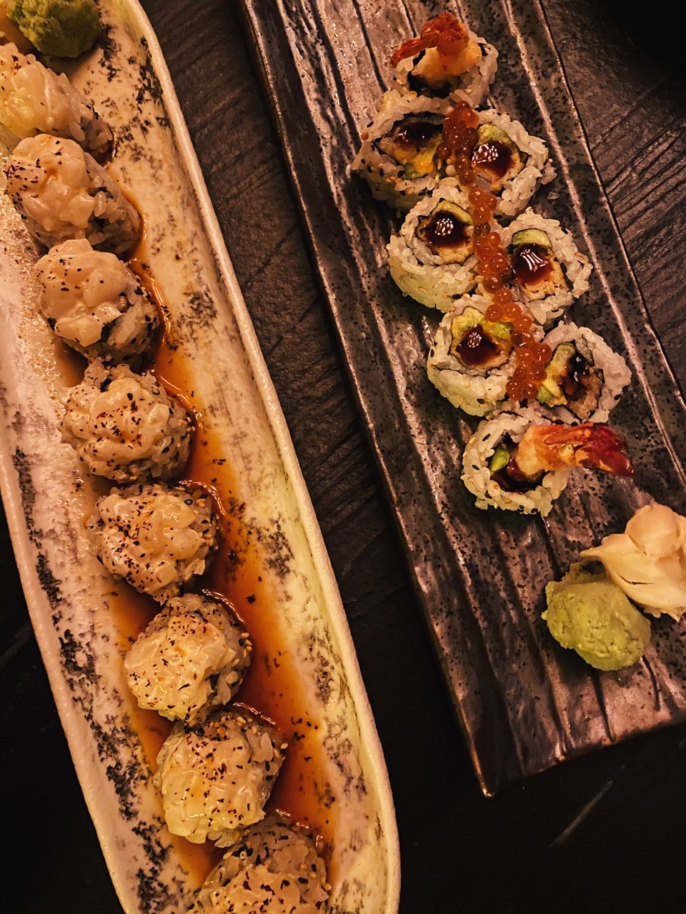 Shrimps and Scallops sushi rolls (αριστερά) και Shrimp Tempura (δεξιά).