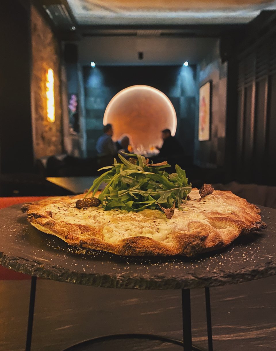 Pizza Rucola με τραγανή ζύμη. 