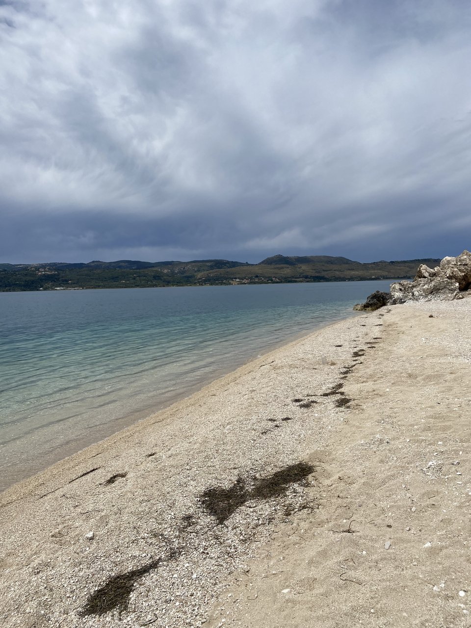 Τα νερά του Ιονίου με τα υπέροχα χρώματα τους, στην ερημική παραλία Σωτήρας στη Θηνιά, λίγο πριν ξεσπάσει μια μικρή μπόρα.