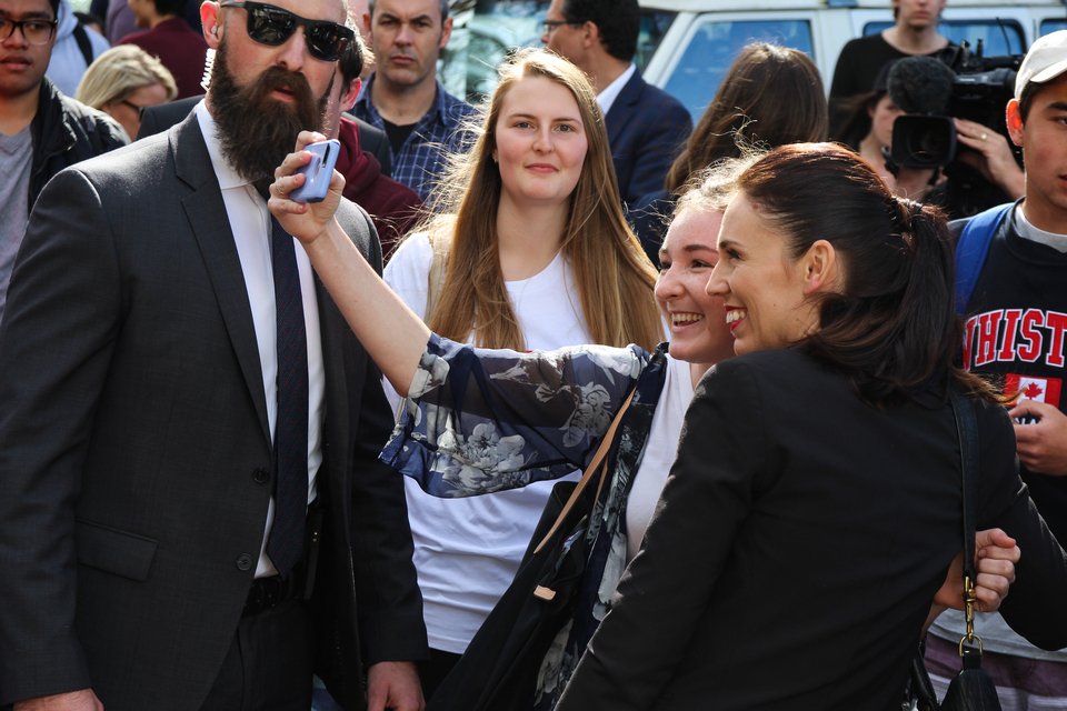 Η Τζασίντα Άρντερν ήταν η δεύτερη αρχηγός κυβέρνησης στην ιστορία που γέννησε ενώ ήταν στο αξίωμα, και πήρε γονική άδεια για τον λόγο αυτό / WIKIPEDIA
