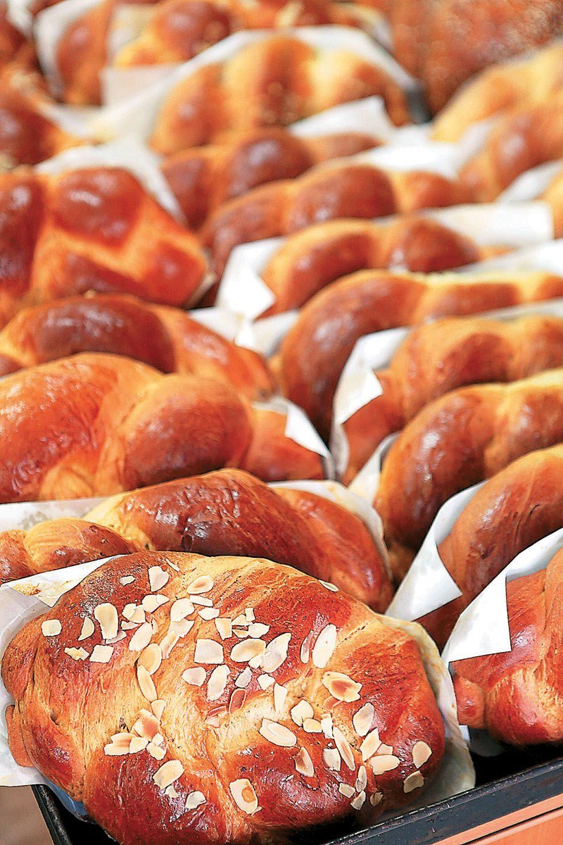 Τα πολίτικα τσουρέκια του Lido/ φωτογραφία: facebook