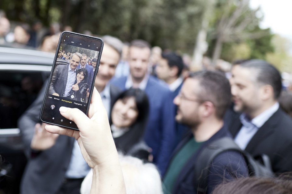 Ο πρωθυπουργός φωτογραφήθηκε με πολίτες στην Αγία Βαρβάρα/Γραφείο Τύπου του Πρωθυπουργού - Δημήτρης Παπαμήτσος
