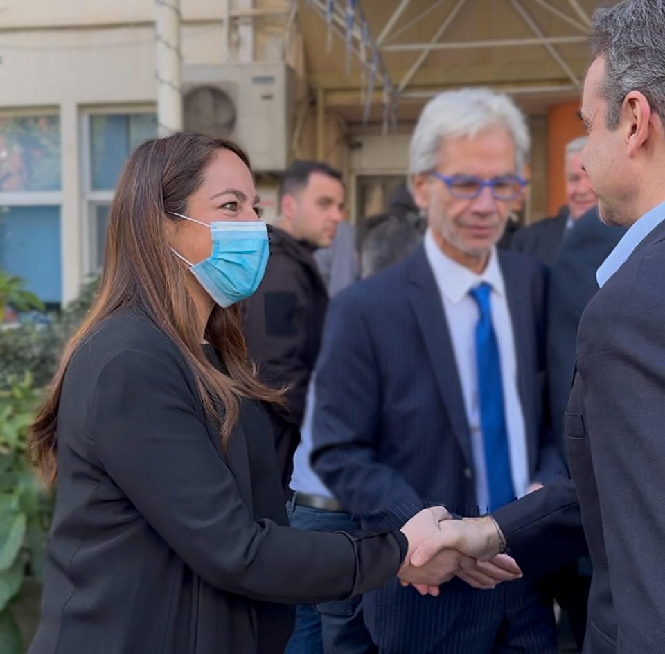 Η Δόμνα Μιχαηλίδου συνόδευσε τον πρωθυπουργό Κυριάκο Μητσοτάκη στην επίσκεψή του στο Τζάνειο νοσοκομείο