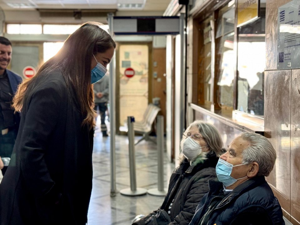 Η Δόμνα Μιχαηλίδου συνομίλησε με πολίτες στο Τζάνειο νοσοκομείο