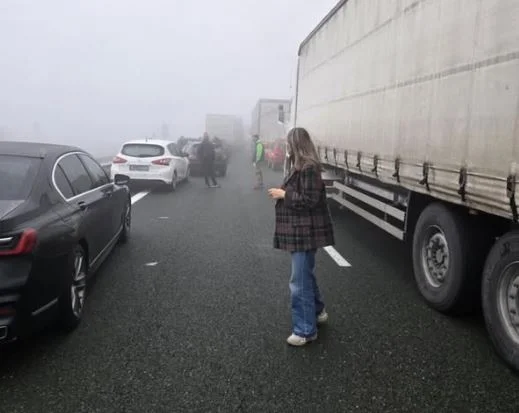 Η βουλευτής Πέτη Πέρκα, ανάμεσα στους επιβάτες των οχημάτων που έχουν εγκλωβιστεί στην Εγνατία εξαιτίας του θανατηφόρου τροχαίου / Facebook @Πέτη Πέρκα