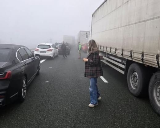 Η βουλευτής Πέτη Πέρκα, ανάμεσα στους επιβάτες των οχημάτων που έχουν εγκλωβιστεί στην Εγνατία εξαιτίας του θανατηφόρου τροχαίου / Facebook @﻿Πέτη Πέρκα 